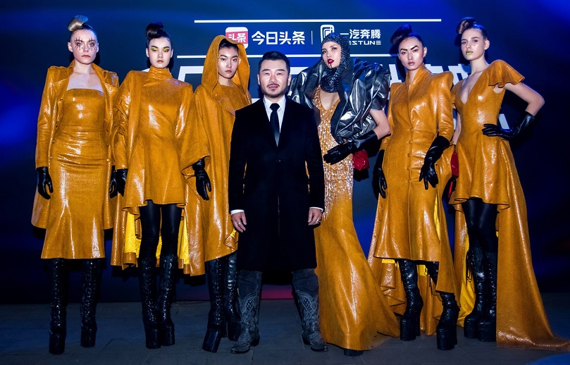Hu Sheguang Fashion Women's Army Appears at the 2019 Toutiao Fashion Festival